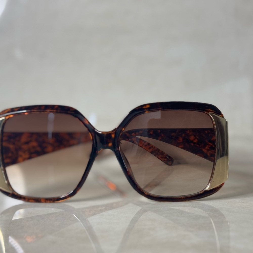 Tortoise Shell Women's Sunglasses - Picture 3 of 6